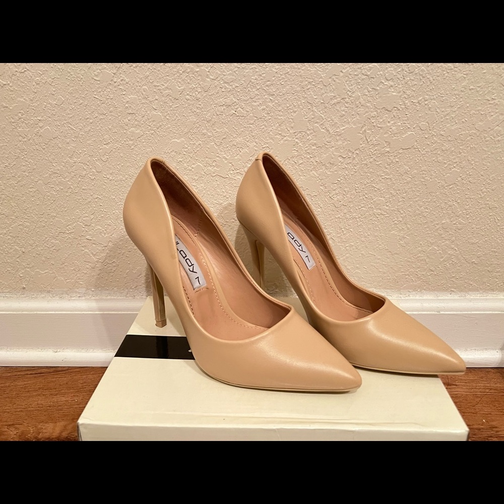beige (cream) heels,size:7